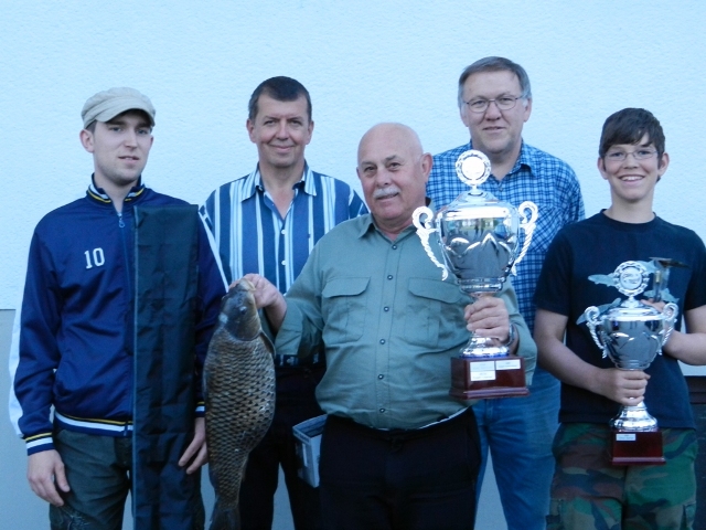 Anfischen erfolgreich abgeschlossen: Im Bild von links Marco Nielfa, Kurt Widmann, Eugen Lugmair,  Vorsitzender Rudolf Heinrich und Korbinian Altmann.